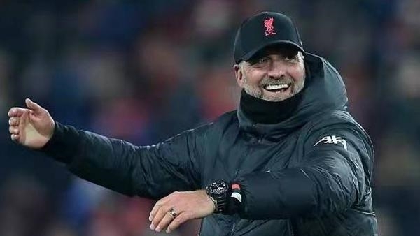 篮球篮网训练场出现意外，球员手指受伤