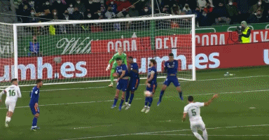 拜仁再度横扫对手，领先德甲积分榜